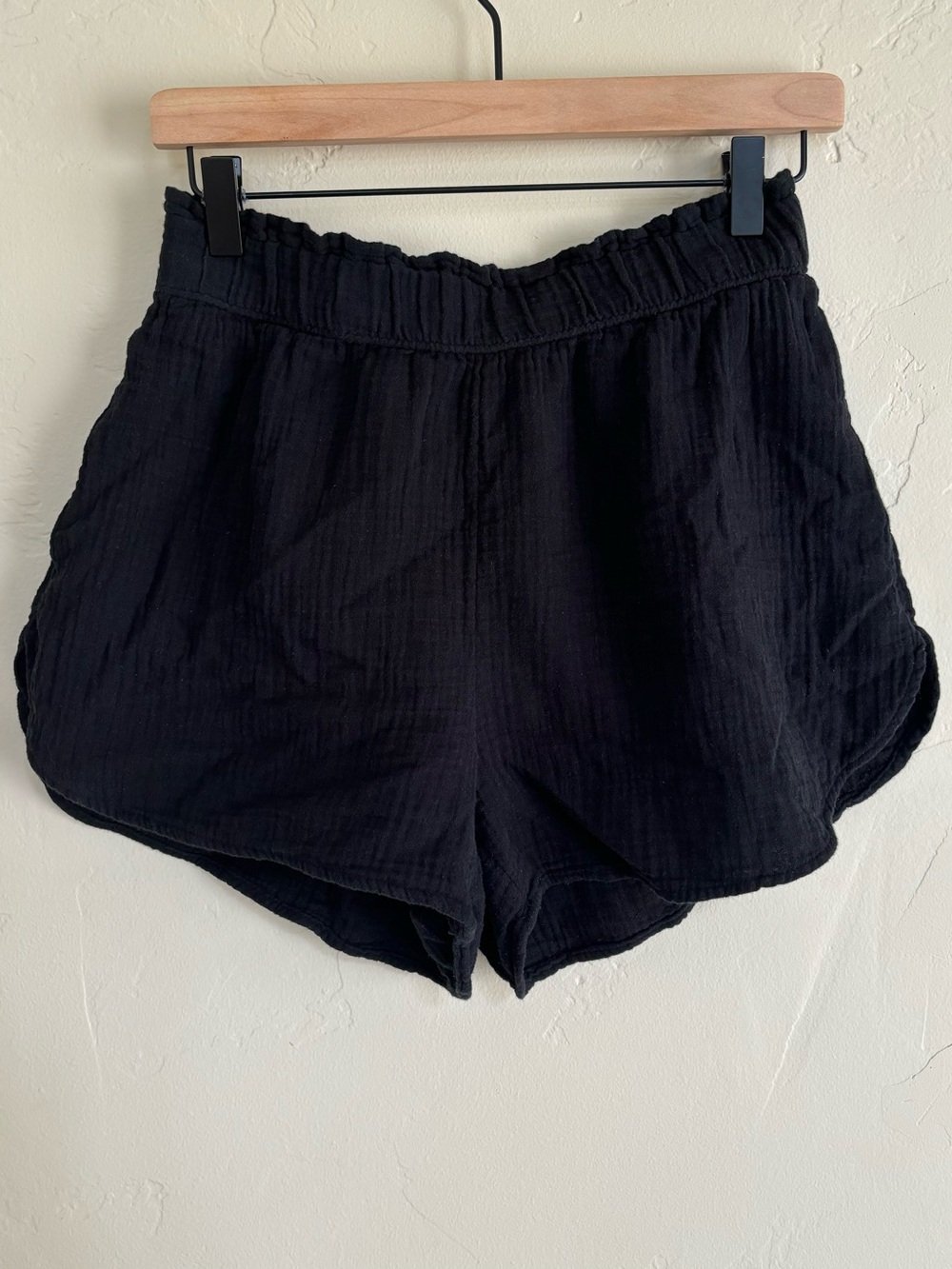 Universal Thread Women’s Black Muslin Shorts Dolphin Hem Elastic Waistband